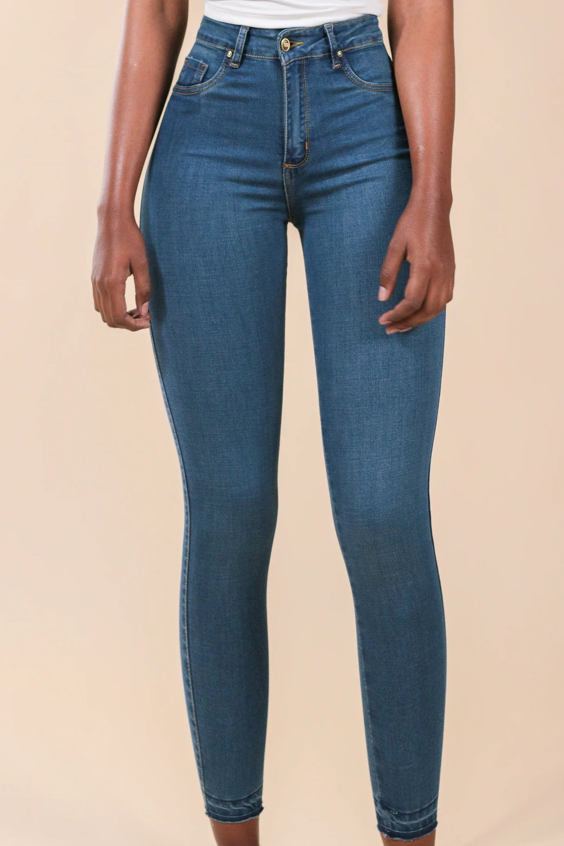 [22154] Skinny Jeans Azul Medio Desgastado Con Detalle En La Bota