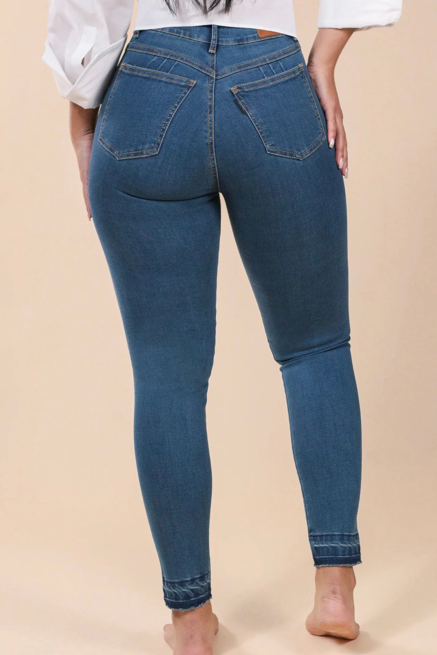 [22154] Skinny Jeans Azul Medio Desgastado Con Detalle En La Bota