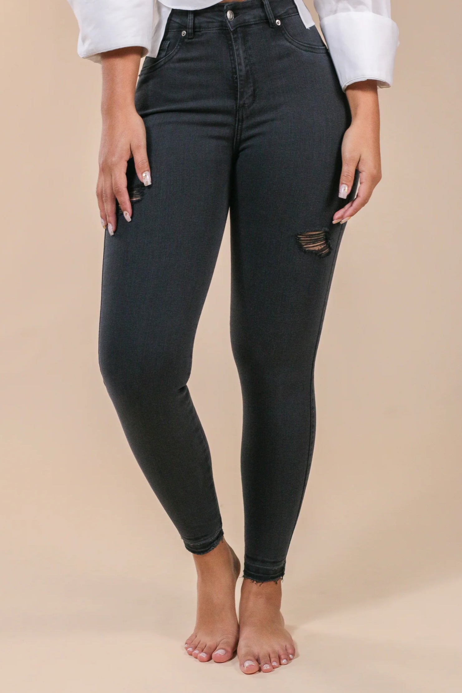 [2301] Skinny Jeans Gris Oscuro Con Rotos &amp; Detalle En La Bota