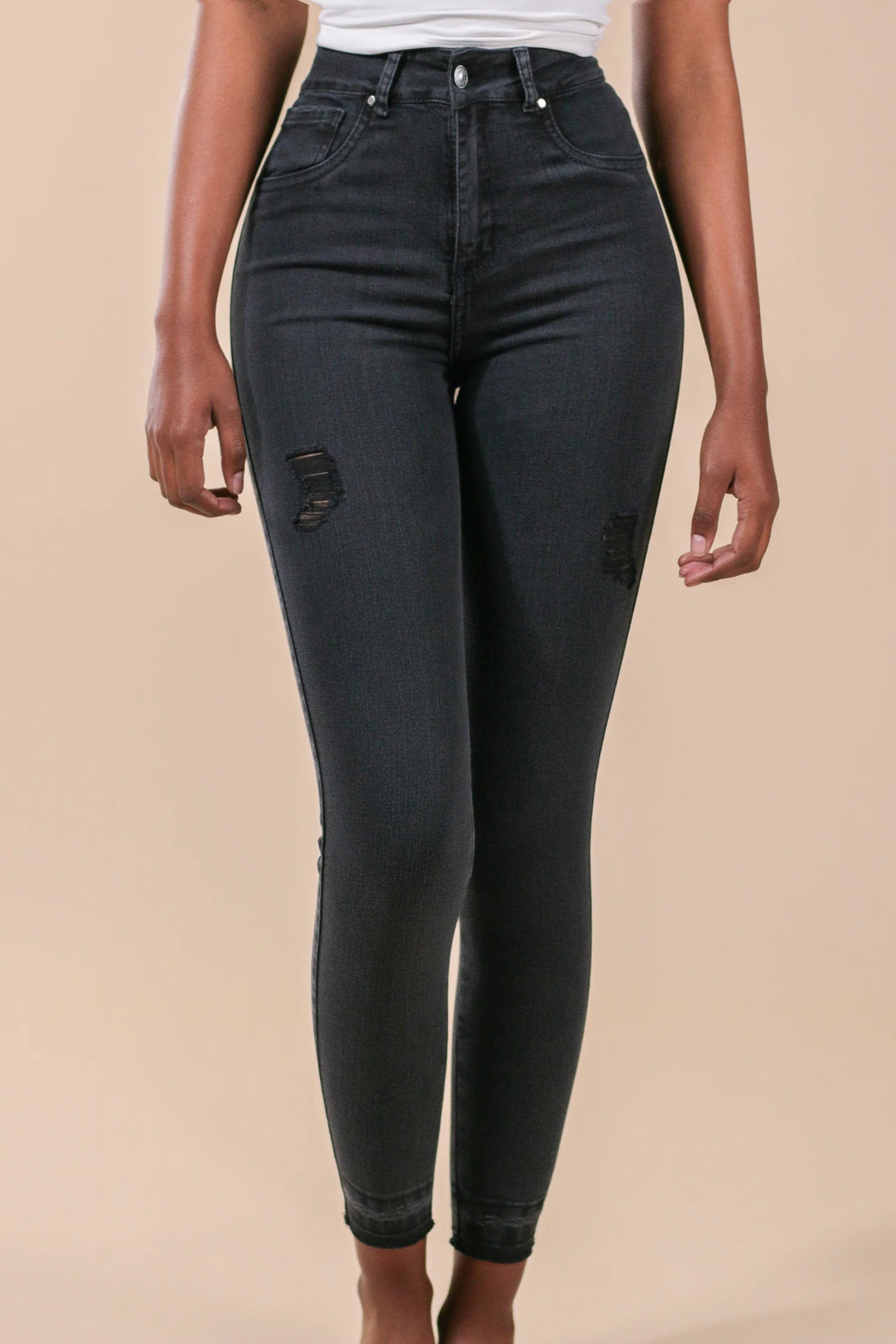 [2301] Skinny Jeans Gris Oscuro Con Rotos &amp; Detalle En La Bota