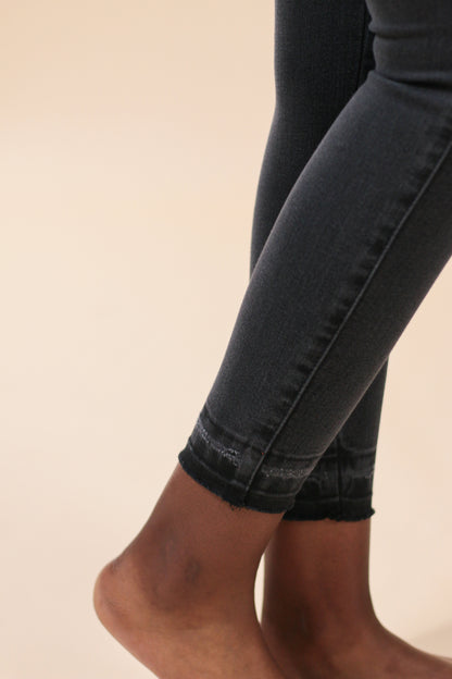 [2301] Skinny Jeans Gris Oscuro Con Rotos &amp; Detalle En La Bota